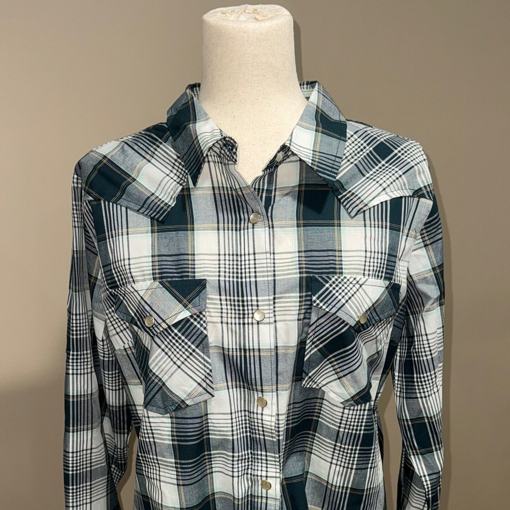Women’s Plaid Pearl Snap Shirt